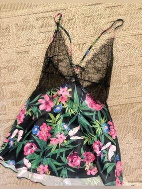 Victoria’s Secret sexy black Lace Trim Satin Chemise - Black  Pink Floral Sz xs